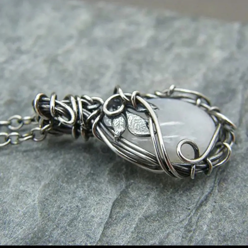 Beautiful necklace - Picture 2 of 4
